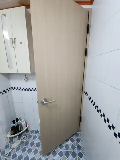 화장실 도어 교체 — 화장실 안쪽에서 본 새 문짝