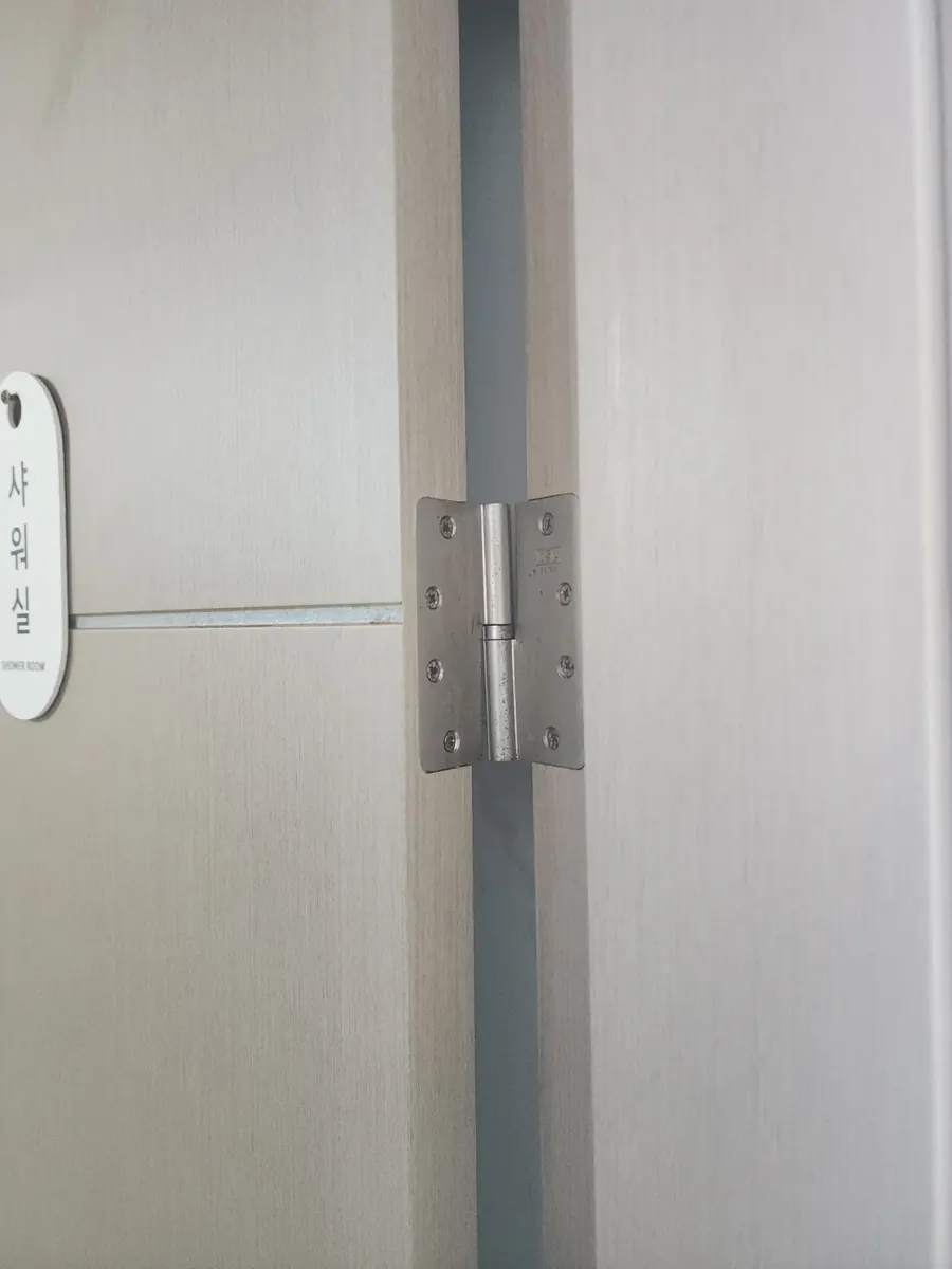 샤워실 문 교체 — 기존 문짝 경첩